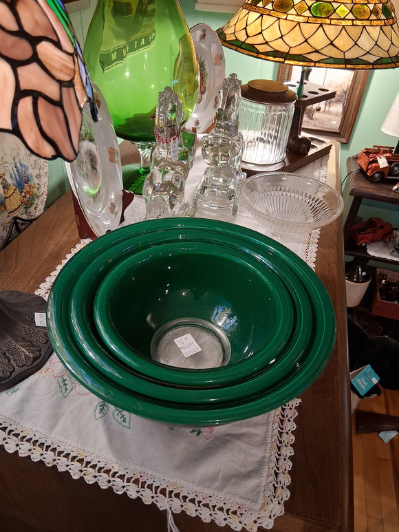 #22569 - Set of Pyrex Bowls